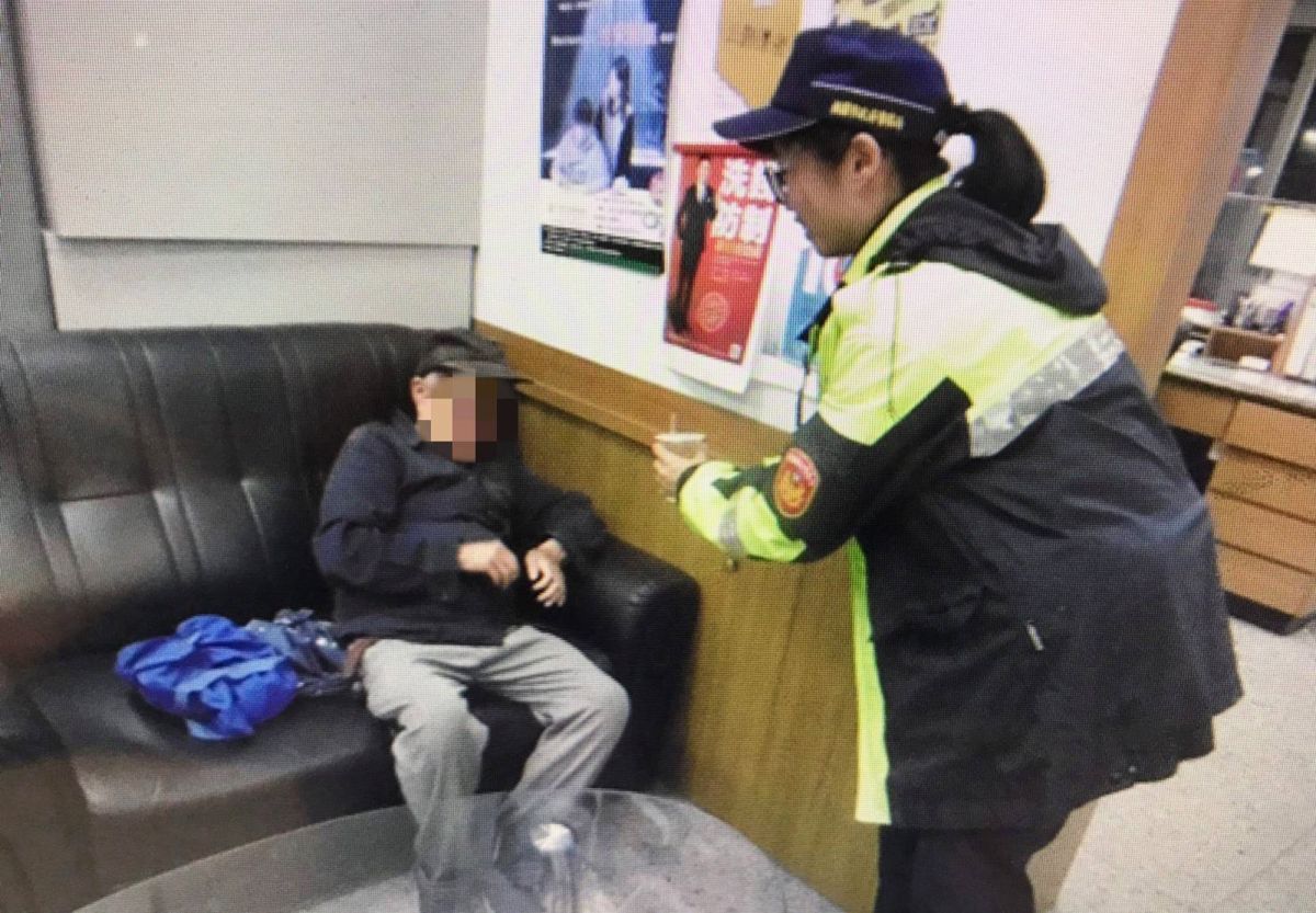 ▲80多歲的方姓老翁在外流浪了一天，又飢又累，八德警方將他帶回派出所後，立即給他飲水熱食並安置他休息過夜。（圖／八德分局提供）