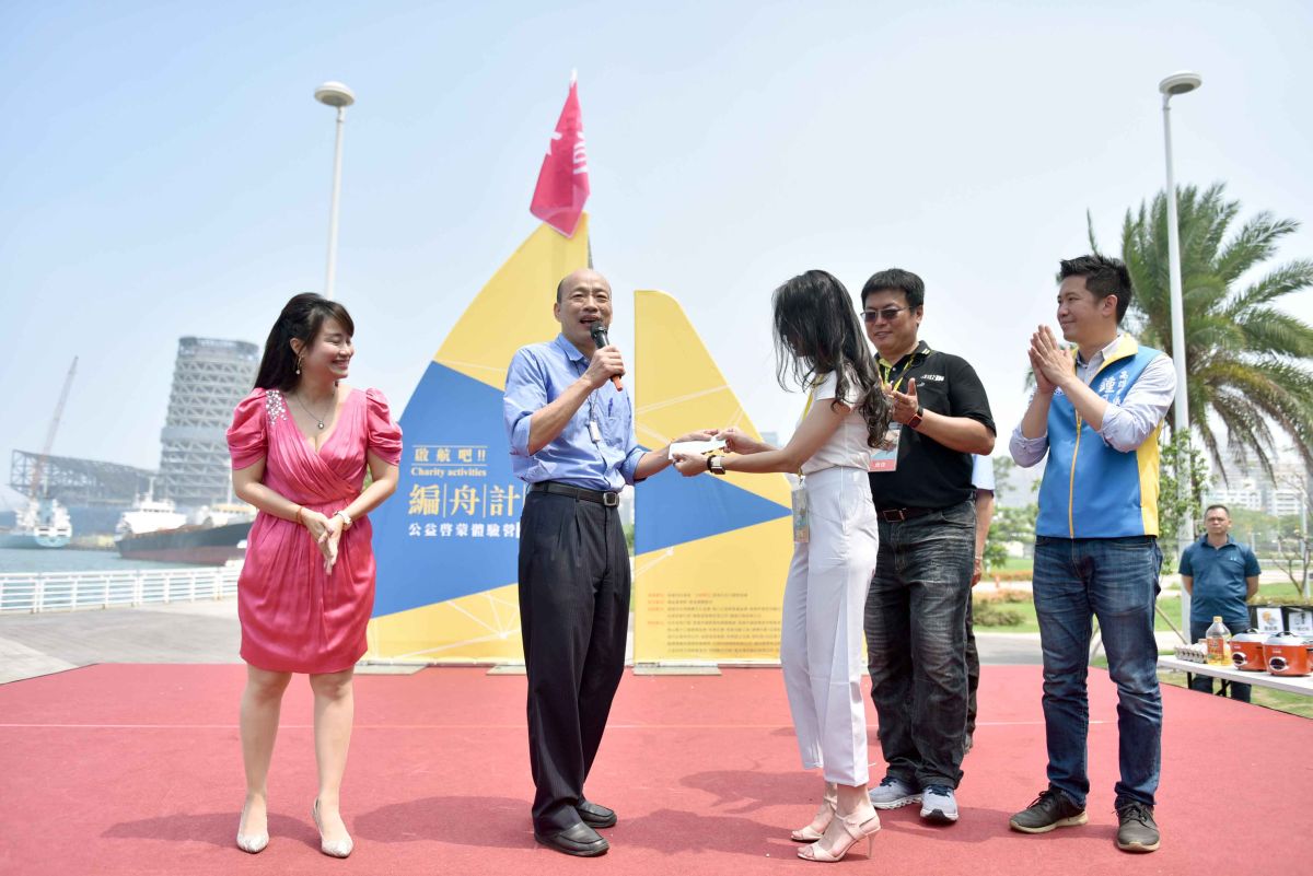 ▲韓國瑜今(11)日出席「高雄編舟計畫—職涯啟蒙體驗營暨公益園遊會」，當場宣布他代李佳芬捐贈新台幣20萬元支持公益，關懷孤單孩童、幫助弱勢。(圖／高市府提供)