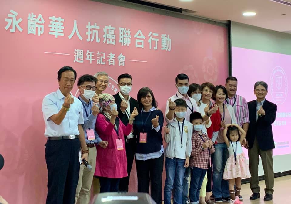 ▲永齡華人抗癌聯合行動周年記者會圓滿落幕，永齡健康基金會郭台銘董事長與來到現場的乳癌、血癌病友互動。（圖／擷取自永齡健康基金會臉書）
