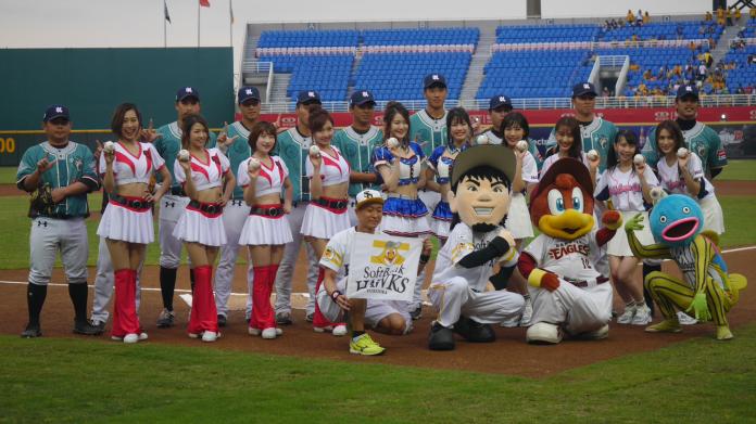 太平洋聯盟吉祥物與女孩們。（圖／吳政紘攝）