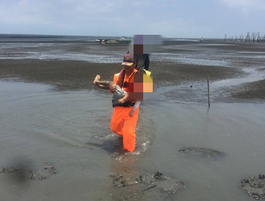 ▲所長柯振中下水搜尋，順利將走失的小女童救援上岸。（圖／第四岸巡隊提供）