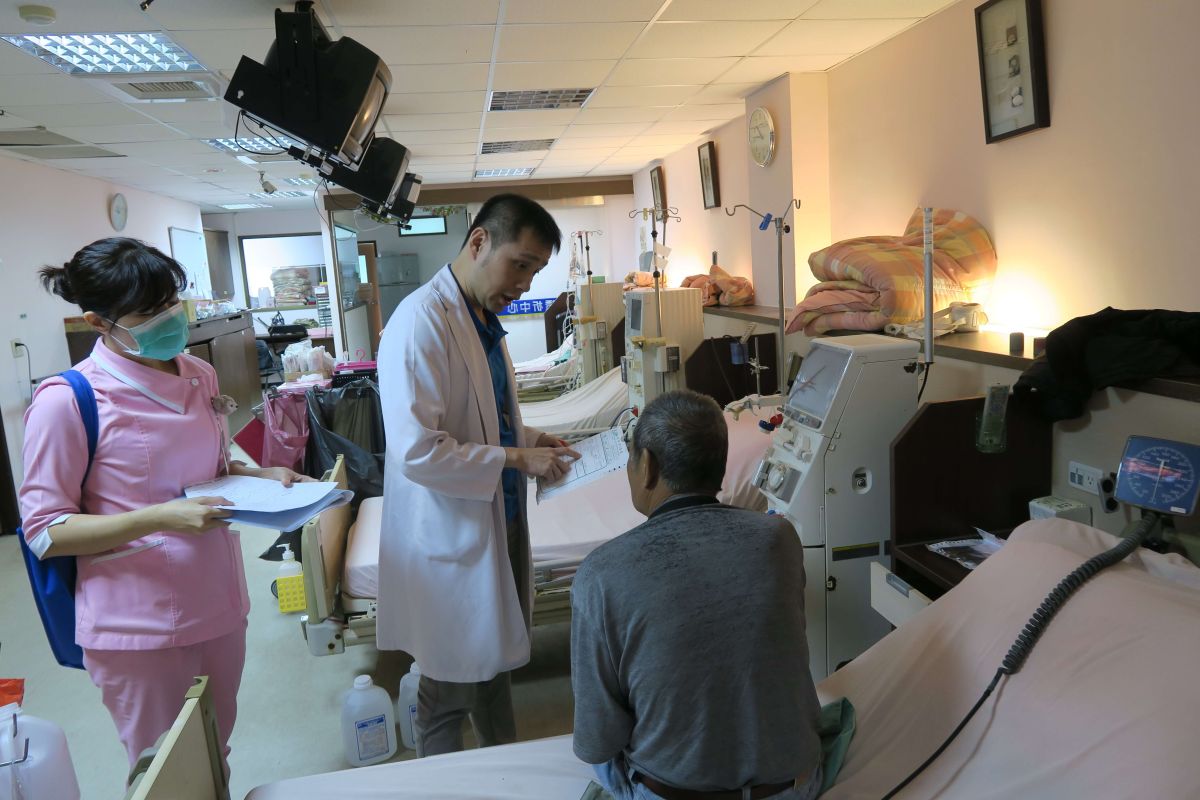 ▲彰化醫院開辦外展門診，醫師及個案管理師聯袂前往各地診所洗腎室。（圖／記者陳雅芳攝，2019.05.11）