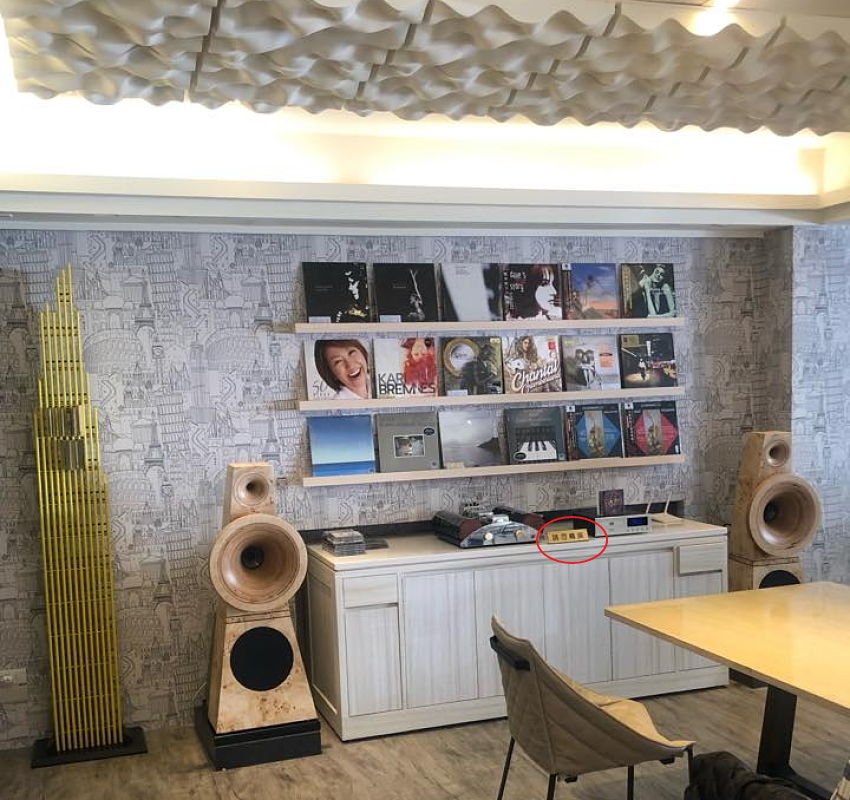 ▲業者使用高價音響，除了店裡擺放警示標語（紅圈處）外，菜單上也因有警語，客人入座時還會再提醒一次。（圖／翻攝自業者臉書, 2019.05.11）