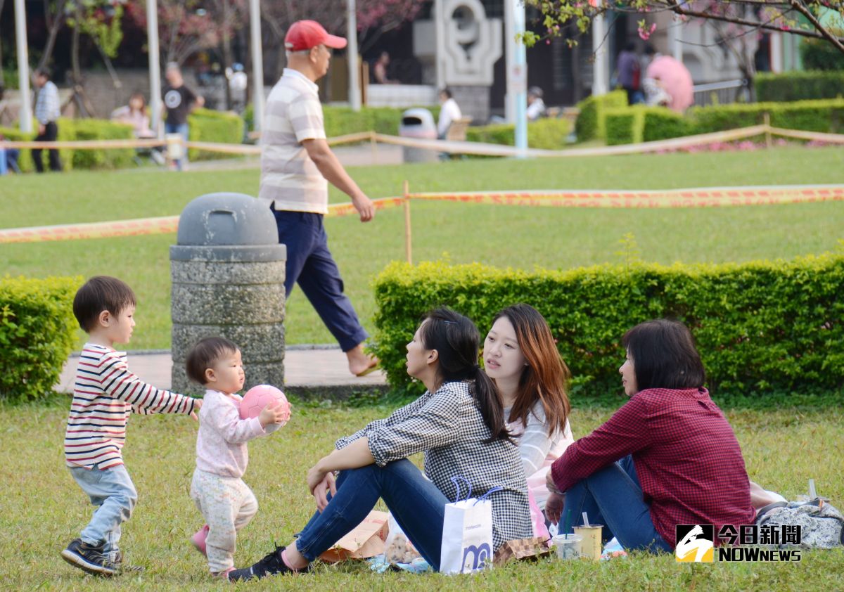 ▲228連假最後一天氣溫炎熱，南台灣多地突破30度，明天準備變天，冷氣團將在週二下半天抵達，台灣又轉為濕冷環境。（圖／NOWnews資料圖片）
