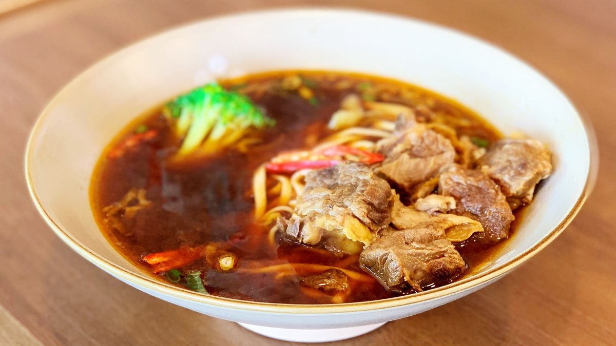 ▲「招牌牛肉麵」主廚選用牛腩部位，加入先烤後燉的牛大骨精華蔬菜湯，湯頭濃郁鮮甜，每一口都超過癮。（圖／記者郭俊暉攝）
