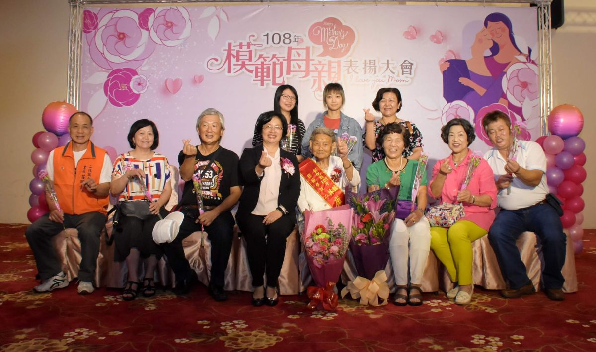 ▲108年母親節暨模範母親表揚大會，彰化縣長王惠美表揚模範母親。（圖／記者陳雅芳攝，2019.05.12）