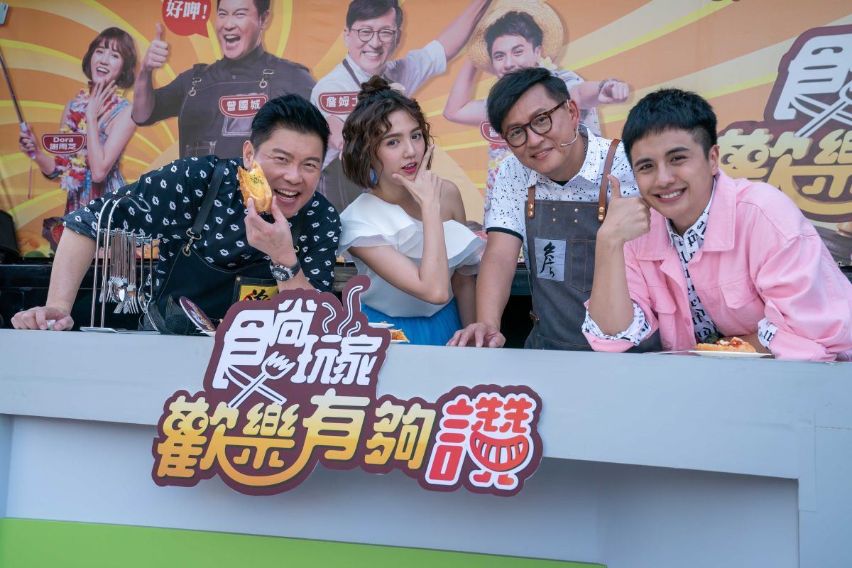 ▲《食尚玩家-歡樂有夠讚》主持人曾國城、詹姆士、曾子余、Dora與紛絲歡度母親節。（圖／TVBS提供）