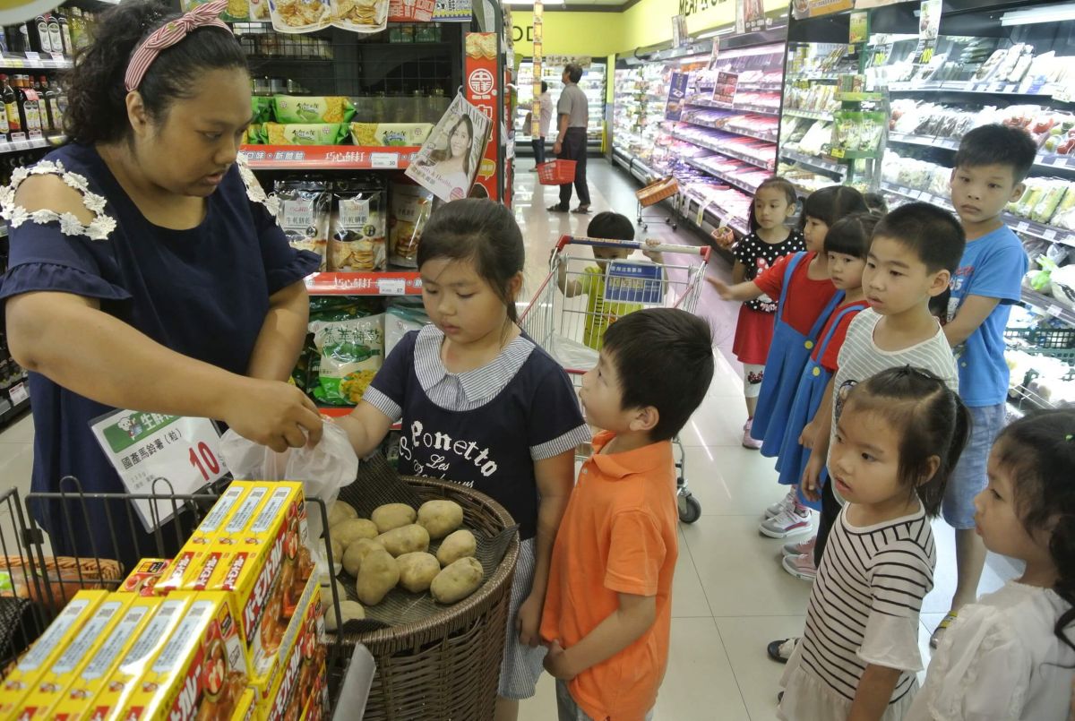▲家扶中心二林服務處舉辦感恩饗宴活動，小朋友一同步行至超市選購料理所需食材。（圖／記者陳雅芳攝，2019.05.12）