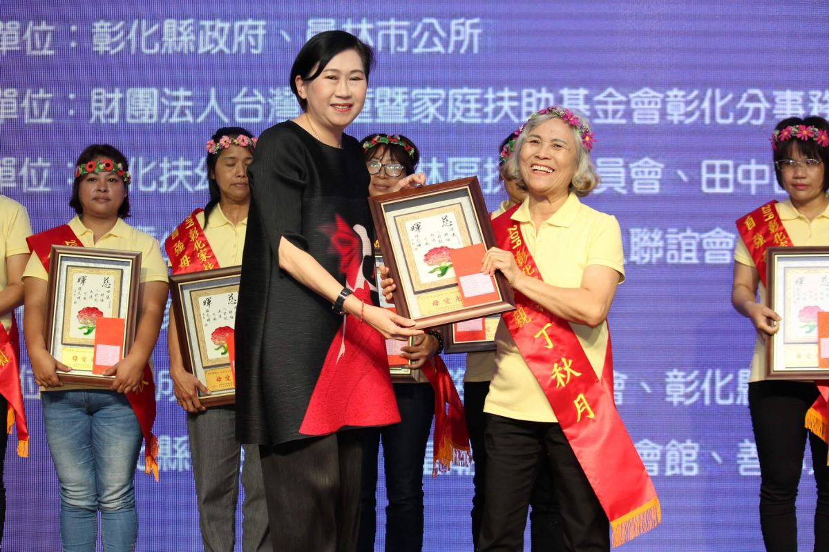 ▲彰化縣社會處長王蘭心表揚超級阿嬤丁秋月，在她的堅持下，幸福家庭的樣貌又一點一滴拼湊起來了。（圖／記者陳雅芳攝，2019.05.12）