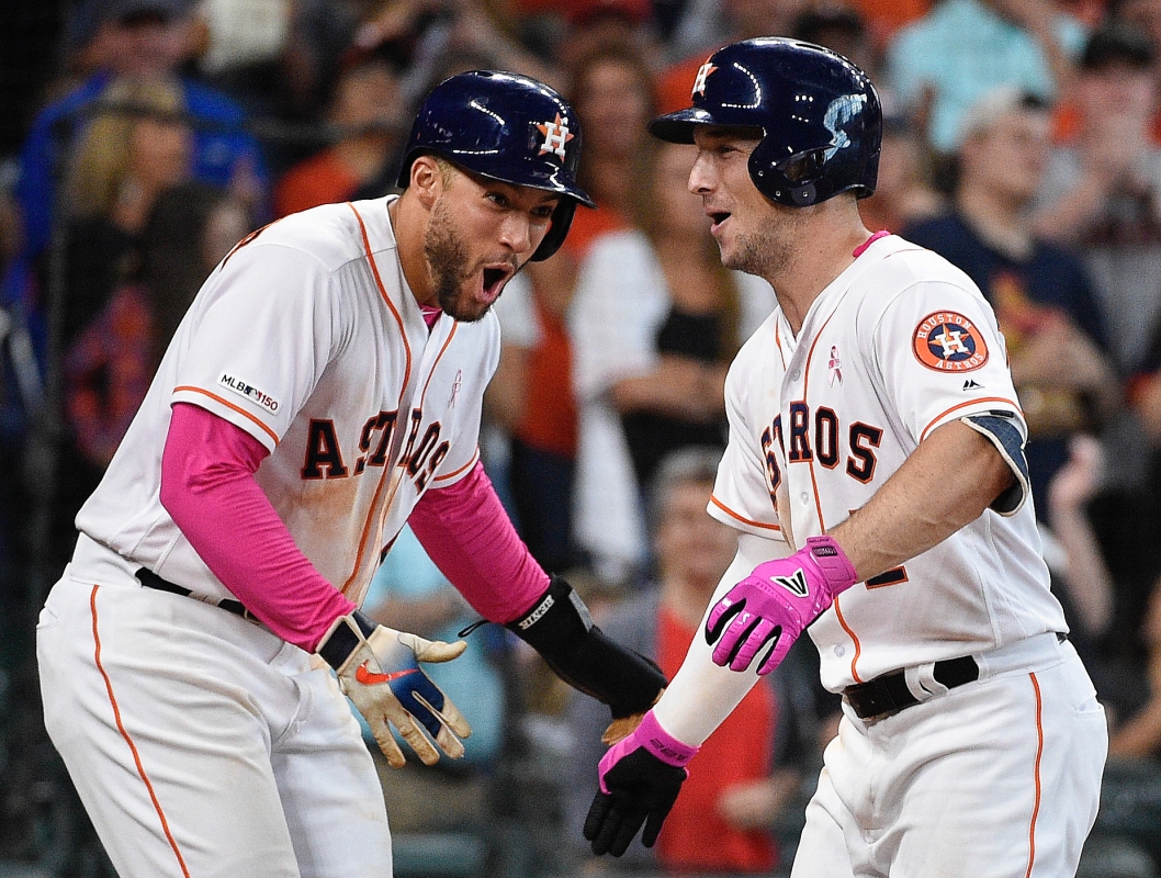 Alex Bregman（右）與隊友慶祝開轟（圖／美聯社／達志影像）