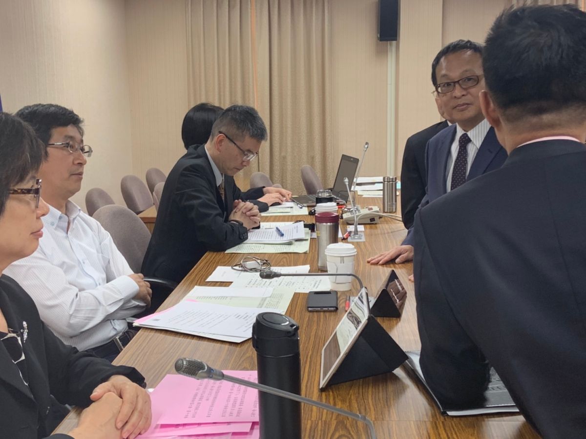 國安局長彭勝竹多次未到立法院列席，引來召委蔡適應不滿，副局長柯承亨不斷向他解釋。 (圖/記者吳承翰攝)