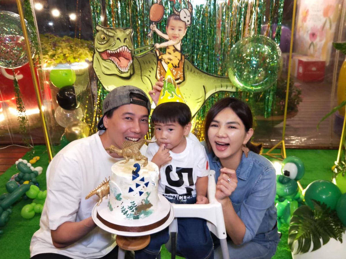 ▲ Ella陳嘉樺（右一）上個月和老公一起幫兒子慶生。（圖／翻攝臉書）