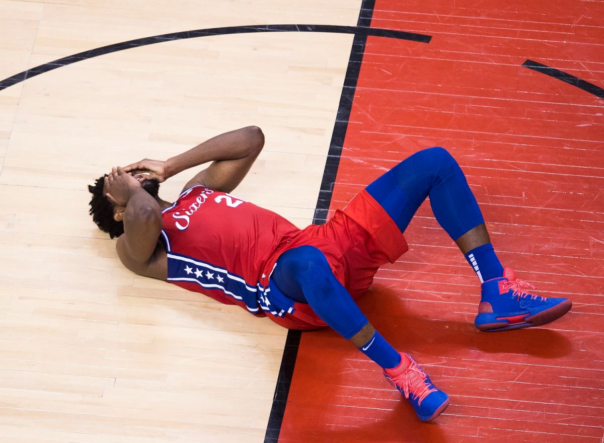 ▲76人中鋒Joel Embiid灌籃後不慎過度伸展左膝，因傷退場。（圖／美聯社／達志影像）