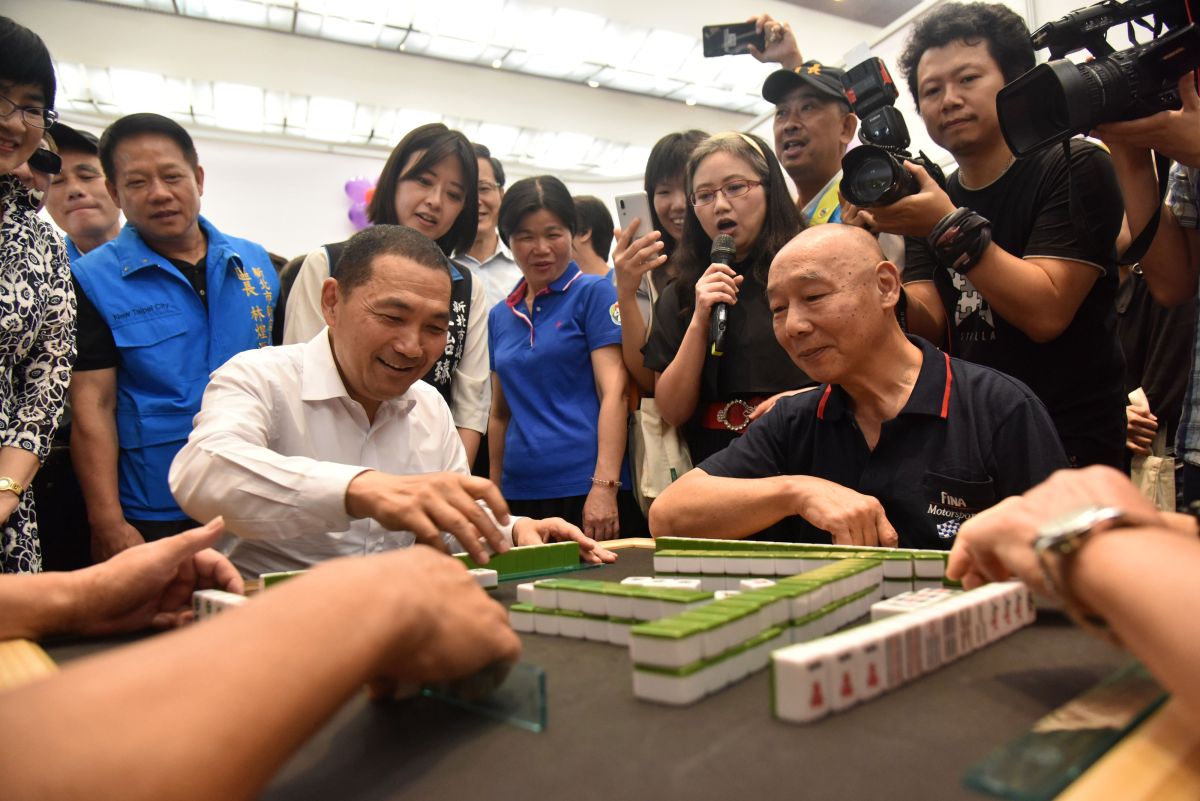 ▲新北市長侯友宜今天陪長者打麻將，宣布今(108)年底還要新增設123處銀髮俱樂部。（圖／記者蔡琇惠攝，2019.05.13）

