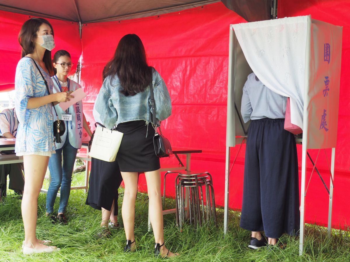 ▲桃園市空服員職業工會今天上午啟動罷工投票，部份空服人員在完成飛行任務後前往投票。（圖／記者李春台攝, 2019.05.13）