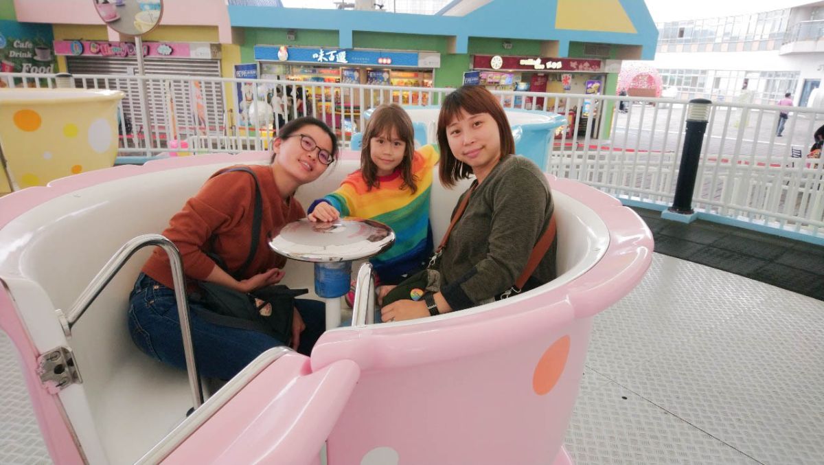 女同志媽媽吳少喬（右）與伴侶明玓（左）共同養育女兒苗苗，母女三人常現身街頭，共為同婚合法化努力。（圖／吳少喬提供）