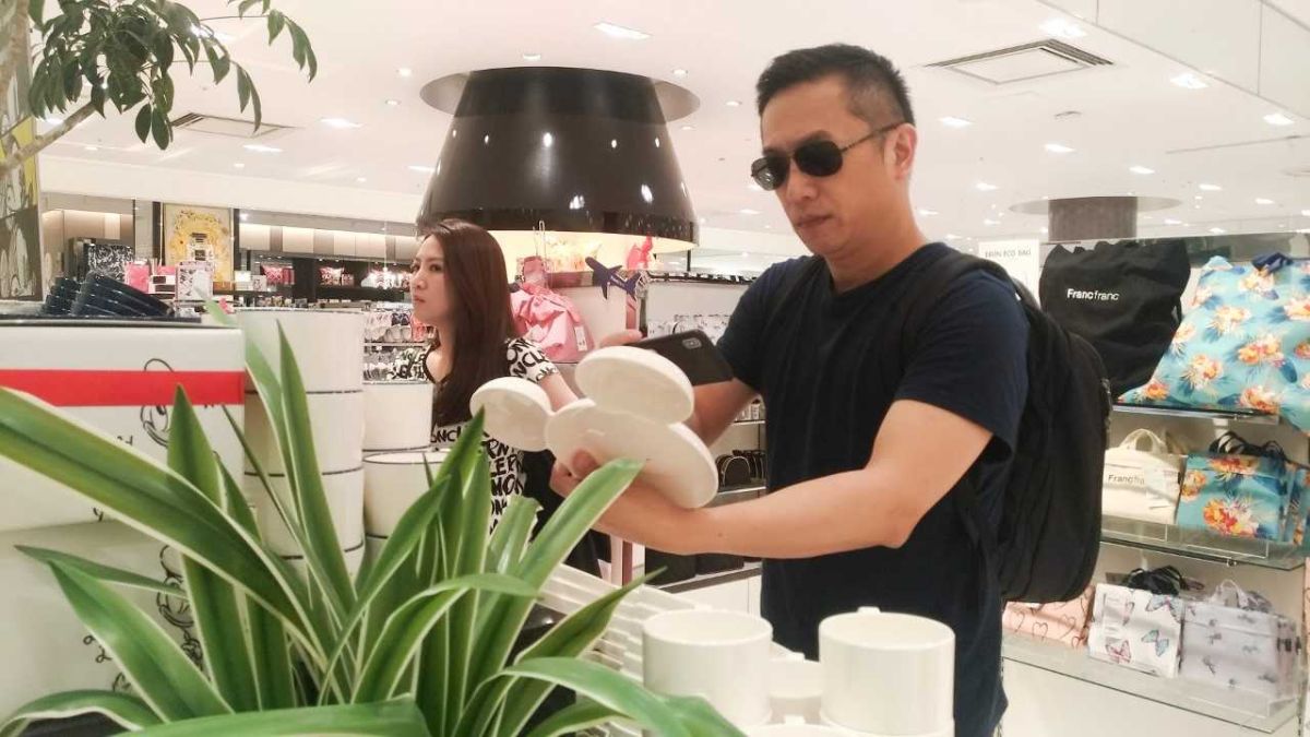▲陳昭榮赴日選購產品。（圖／翰成數位直播）