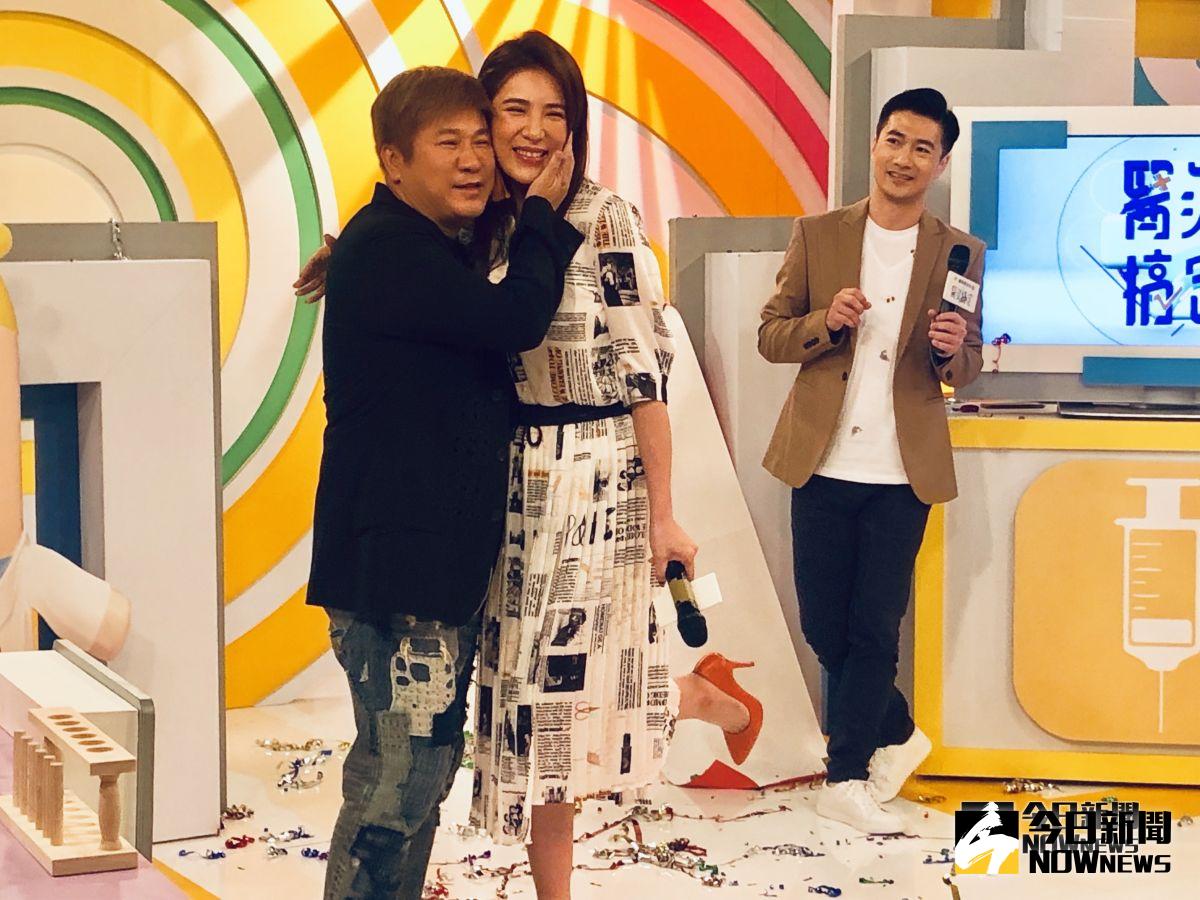 ▲胡瓜獻上愛的擁抱。（圖 / 記者臺孝婷攝，2019.05.13）