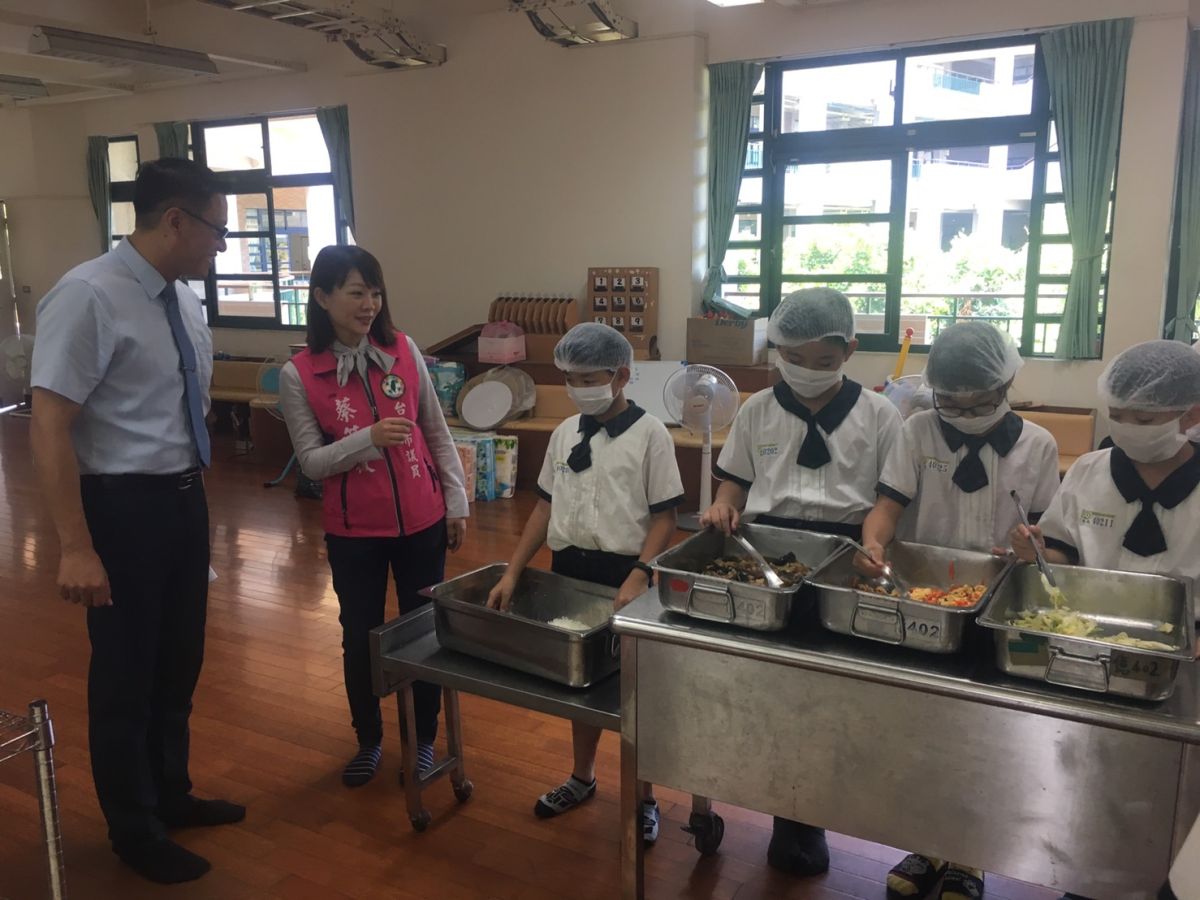 ▲市議員蔡筱薇（左二）視察小學營養午餐現況。（圖／蔡筱薇服務團隊提供）