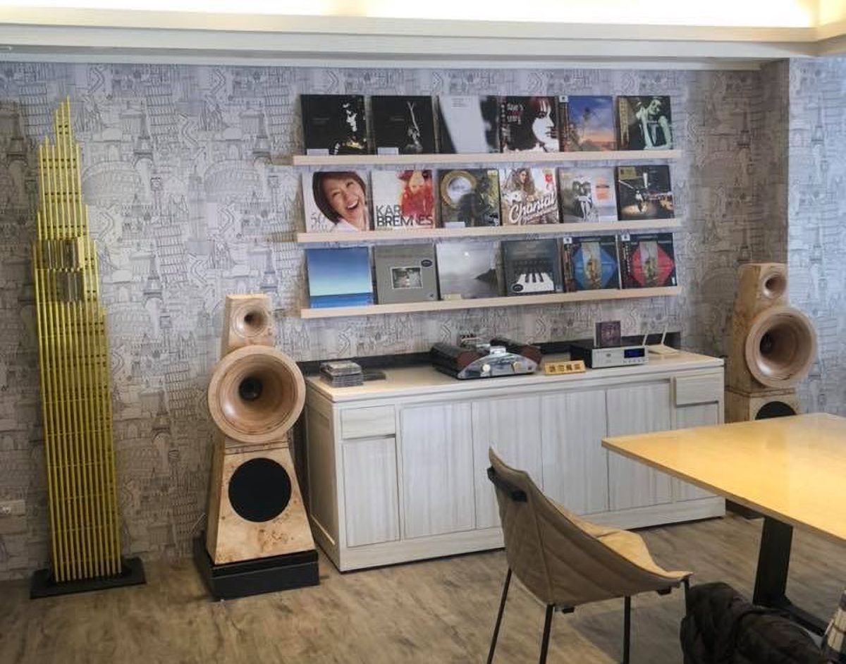 ▲ 3 歲兒疑失控一指戳破店內要價 90 多萬的音響。（圖／翻攝自豐銘音響 Famous Audio ）