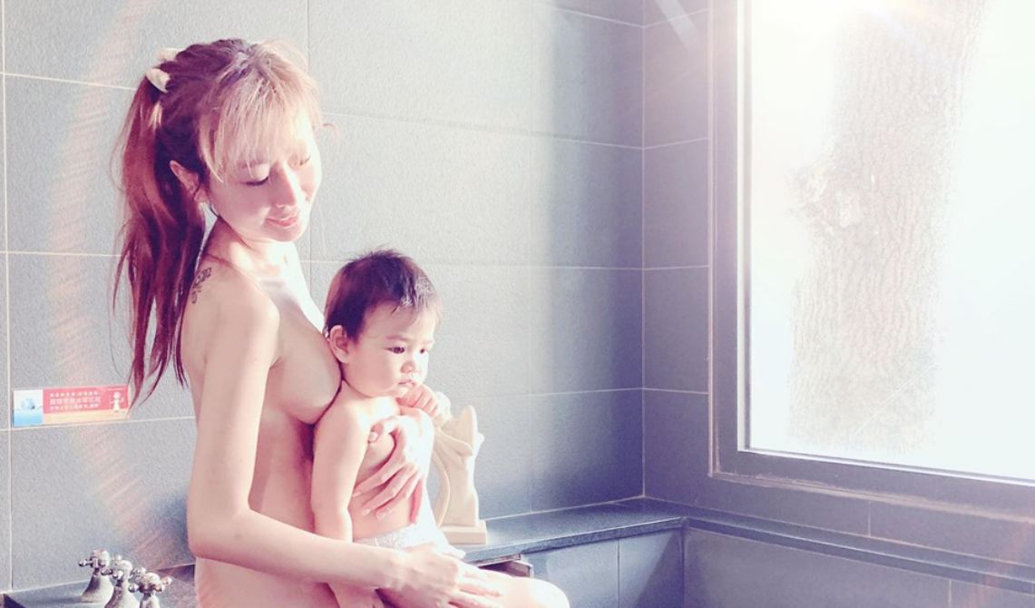 ▲T妹與兒子一起泡溫泉。（圖／翻攝自臉書）