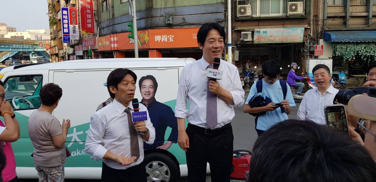 ▲賴清德和巧扮分身的郭子乾一起宣布民主咖啡車啟動，將全台走透透和民眾搏感情。（圖／記者蔡琇惠攝，2019.05.13）