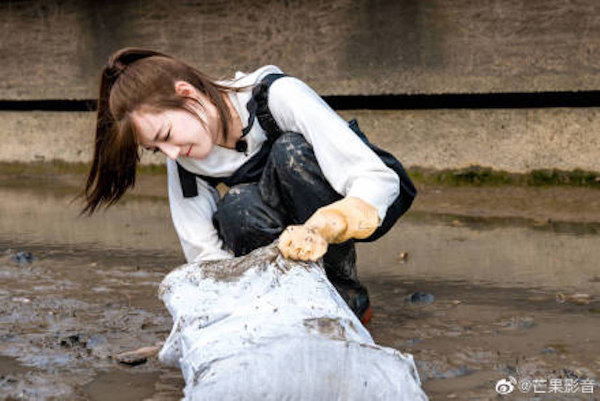 ▲迪麗熱巴認真撿垃圾。 （圖／翻攝微博）