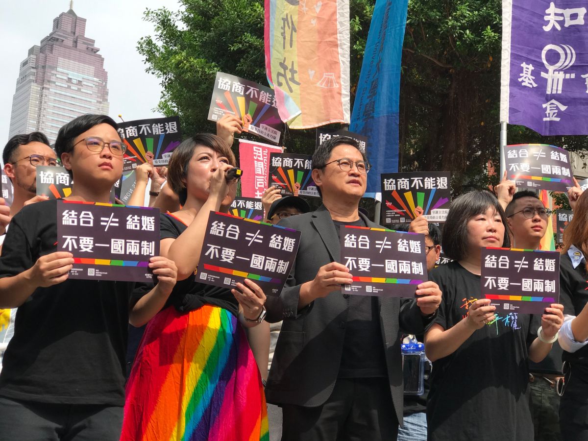 同性婚姻專法進入最後白熱化階段，立法院預計今（14）日將三案並陳逐條審查，婚姻平權大平台、婦女新知基金會等團體召集支持群眾聚集青島東路，要求朝野立委守住行政院版草案，華碩集團共同創辦人、和碩聯合科技董事長童子賢也現身力挺。（圖／記者許維寧攝）