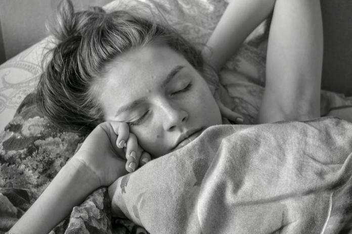 ▲睡太多易陷社會性時差？研究發現：「假日補眠」恐增致死風險。（示意圖／取自pixabay）