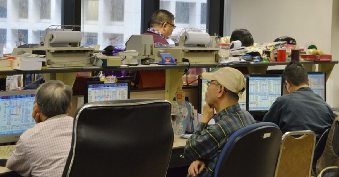 ▲因中美貿易戰升溫，今（14日）港股開盤重挫，投資人哀鴻遍野。（圖／翻攝網路）