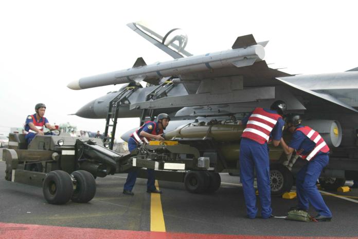 ▲2007年5月，空軍日在中山高花壇戰備道進行戰機起降，其中首度公開亮相的F-16戰機翼端所掛載AIM-120先進中程空對空飛彈。（圖／軍聞社提供）