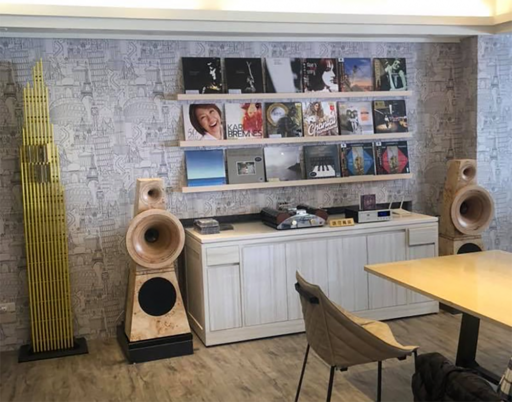 ▲ 3 歲兒疑失控一指戳破店內要價 90 多萬的進口喇叭。（圖／翻攝自豐銘音響 Famous Audio ）