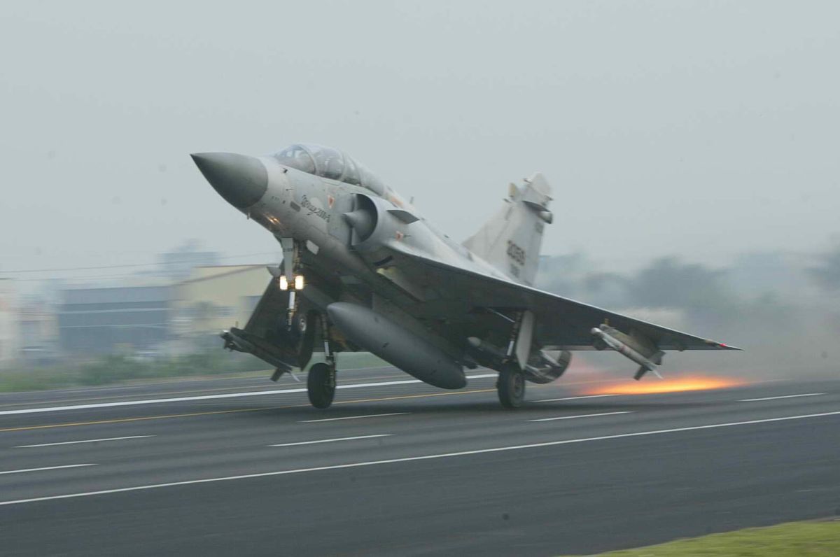 ▲國軍漢光35號演習，確定將於5月28日在國道1號花壇戰備道展開戰機起降演練。圖為2007年花壇戰備道起降演練，幻象2000戰機升空。（圖／軍聞社提供）