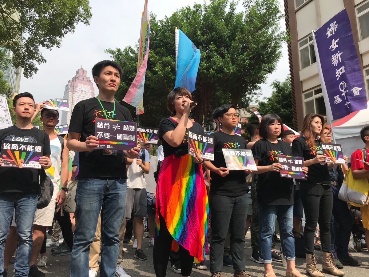 同性婚姻專法進入最後階段，立法院於今（14）日將三案並陳逐條審查，婚姻平權大平台協同婦女新知團體等在青島東路召開「協商不能退」集會，和碩科技董事長童子賢、藝人溫貞菱等人都到場聲援，婚姻平權大平台總召呂欣潔表示，同志族群唯一支持行政院版專法，不接受其他可能。（圖／記者許維寧攝）