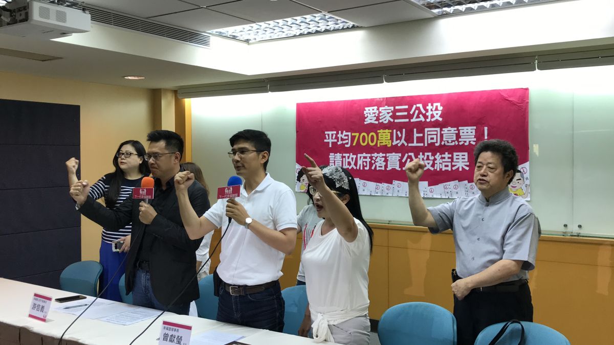 立法院今（14）日針對同性婚姻法案進行逐條審查，反同運團體下一代幸福聯盟（幸福盟）於稍早召開記者會，要求政府先落實去年公投之第十案，將婚姻限定為「一男一女」，於落實第十案之前不可通過任何相關專法。（圖／記者許維寧攝）