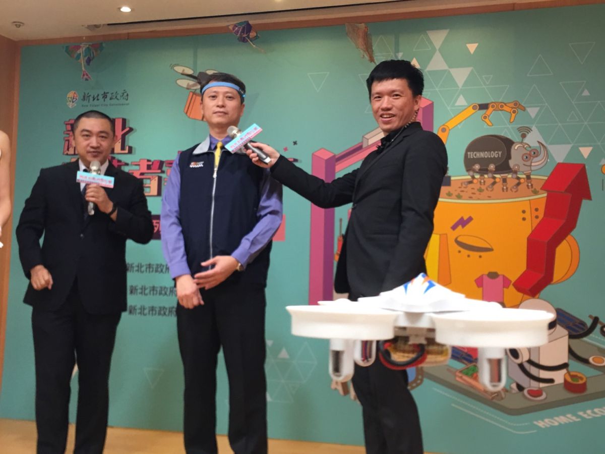 ▲新北市勞工局長陳瑞嘉戴上奇妙的腦波控制帶，只要集中注意力就能讓無人機起飛。（圖／記者蔡琇惠攝，2019.05.14）