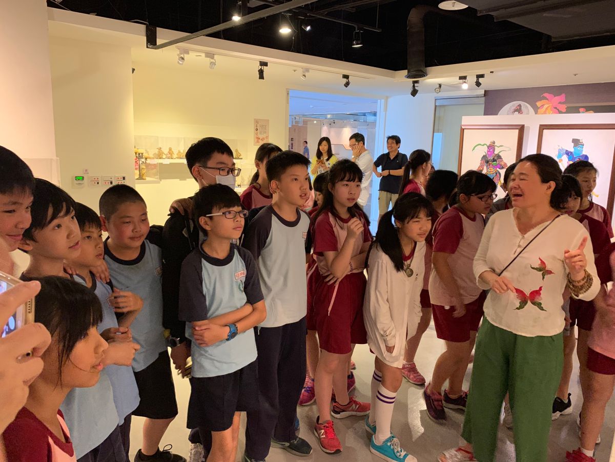 ▲布藝創作者廖芳英（右一）為永平國小5年級美術班學童導覽「布施自在-廖芳英布貼聖像畫作品展」。（圖／世界宗教博物館提供）