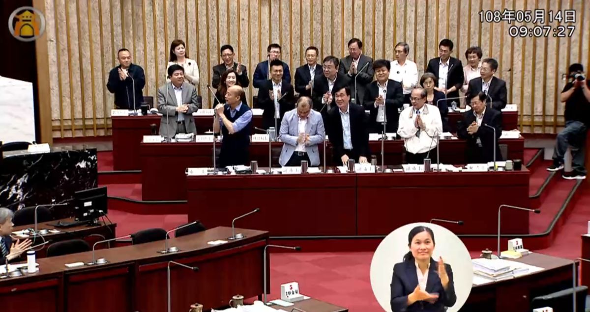 國民黨市議員王義雄讚揚韓國瑜表現，要求市府官員起立替韓鼓掌。 (圖/翻攝高雄市議會直播)