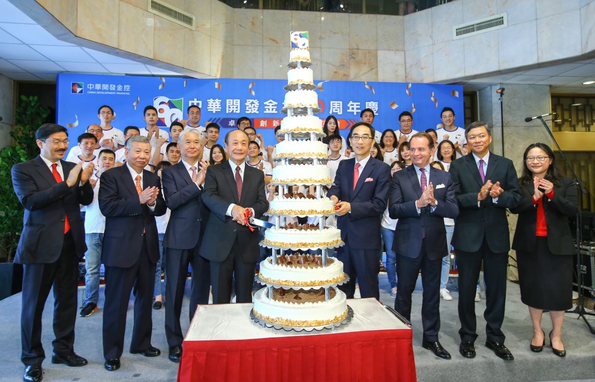 ▲開發金控歡慶60，十層蛋糕象徵長長久久，業務昌盛。（圖／資料照片）
