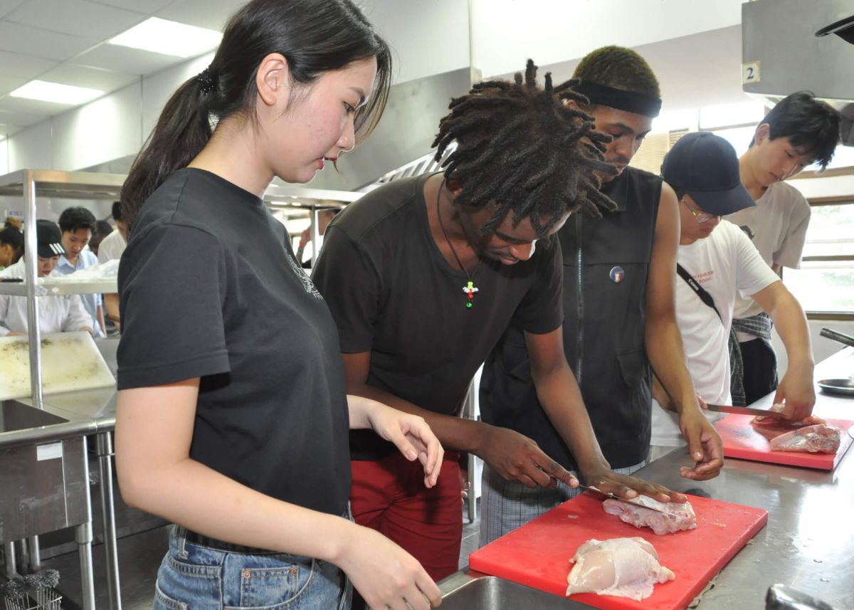 ▲中州科大舉辦異國文化祭活動，外籍生親自體驗做台灣特色小吃雞排。（圖／記者陳雅芳攝，2019.05.14）