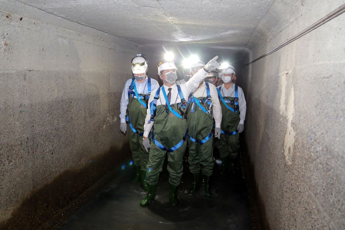 ▲台南市長黃偉哲（手指者）進入雨水下水道箱涵內部勘查清淤作業。（圖／台南市政府提供）