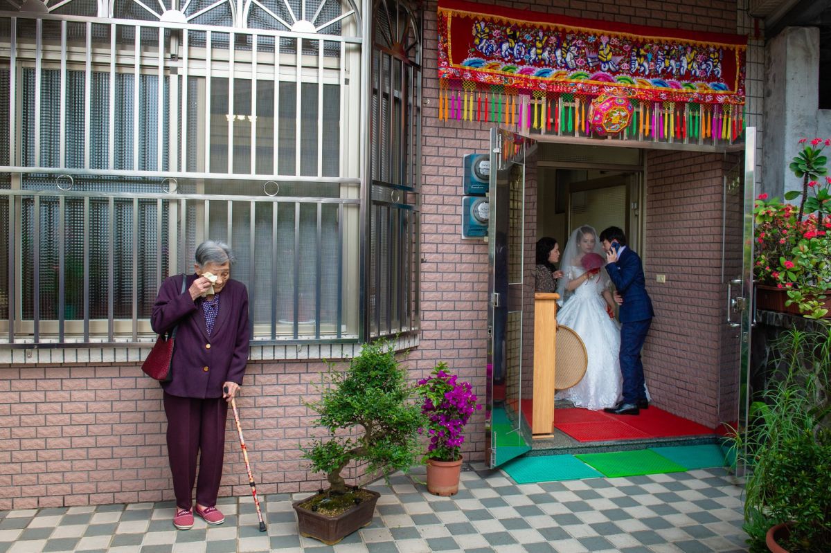 ▲不捨孫女出嫁…90歲奶奶「躲窗外拭淚」，這畫面千人淚崩。（圖／「 See'N Image Studio 看見影像工作室」授權提供）