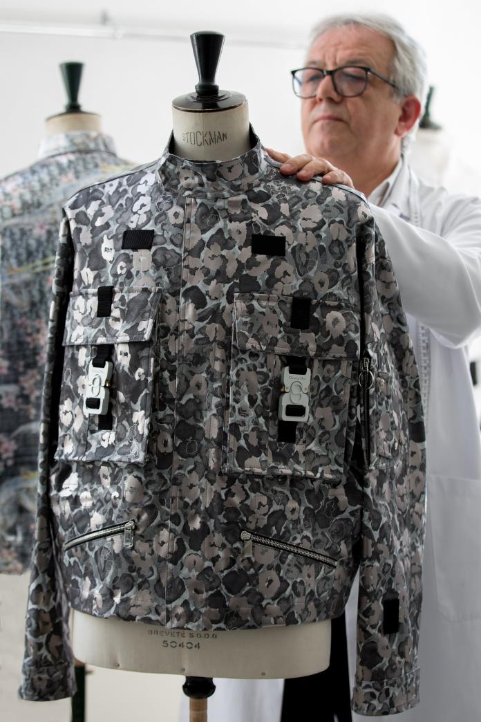 ▲Kim Jones 為 BTS 打造的巡演服充滿 CD 扣環、口袋、拉鍊等時髦細節。（圖／Dior提供）