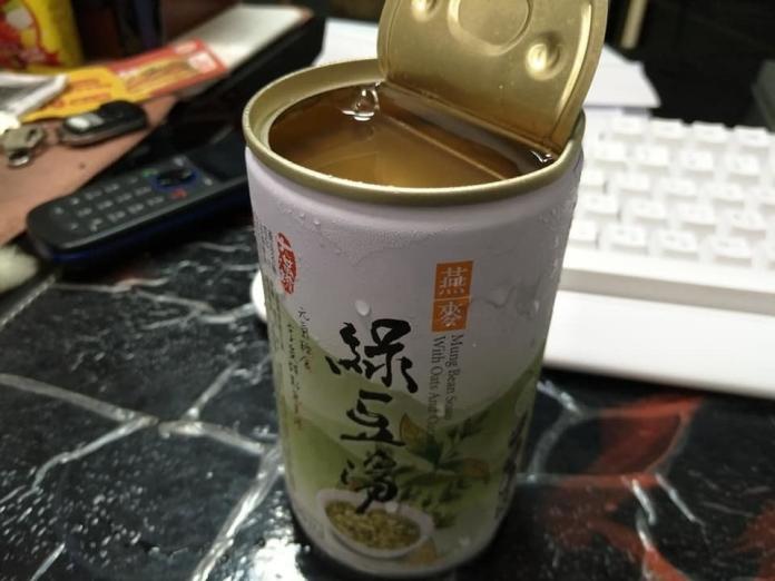 ▲原 PO 買超冷門綠豆湯，竟驚見 9 成都是料。（圖／翻攝自爆廢公社）