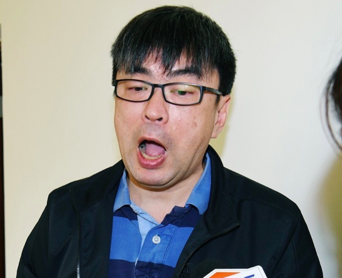 ▲民進黨立委段宜康在 2014 年的縣市長選舉中，公開指控國民黨對手林滄敏擔任理事長的中華民國曲棍球協會涉嫌詐領補助款，段還強調若說法不實就「吞曲棍球」，事後法院判決段宜康敗訴確定。（圖／中央社資料圖片）