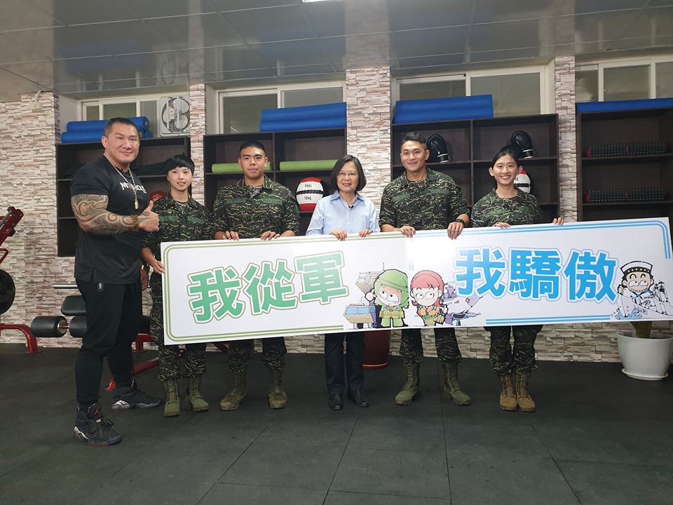 ▲館長受邀前往林口海軍陸戰隊 66 旅拍攝國軍《莒光園地》節目，蔡英文意外現身探班，2 人初次見面，館長透露與蔡總統談了很多。（圖／翻攝自飆捍）