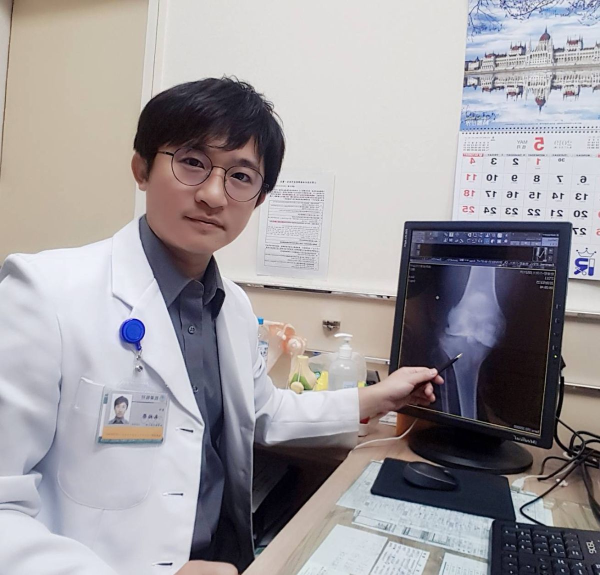 ▲朱柏榮醫師指出，男子左膝韌帶受傷未積極接受治療，拖 5 年造成膝關節嚴重變形、失能。（圖／活力得中山外科醫院提供）