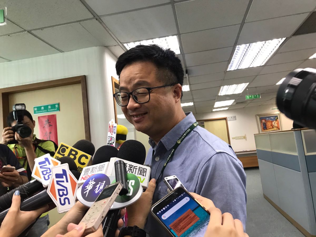 民進黨15日邀請總統蔡英文及前行政院長賴清德兩陣營協調，民進黨秘書長羅文嘉受訪時表示，希望雙方能就電視政見發表及民調進行方式交換意見。（圖／記者林人芳攝，2019,05,15)