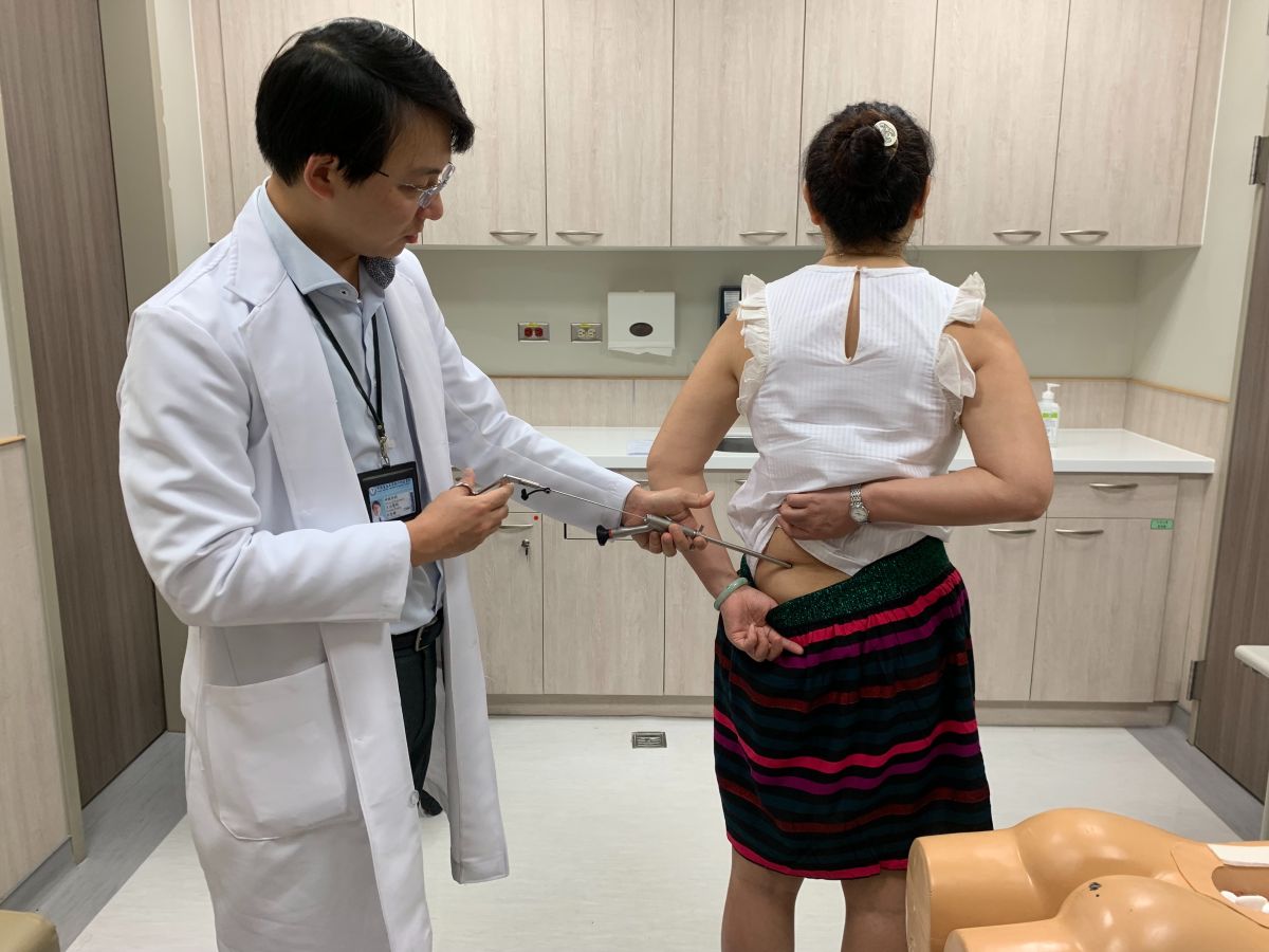 ▲神經外科醫師巫智穎（左）表示，脊椎內視鏡手術不需全身麻醉，傷口僅0.8公分，可降低癱瘓風險。（圖／中醫大新竹分院提供）