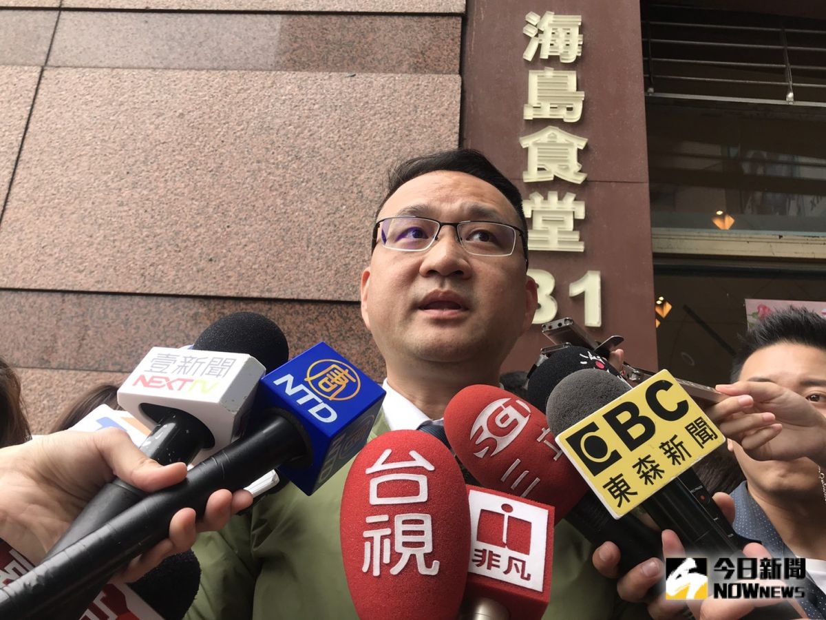 民進黨15日下午蔡賴營進行協商，蔡英文發言人阮昭雄表示，希望黨中央民調能納入對比式民調及手機民調。（圖／記者林人芳攝,2019,05,15)